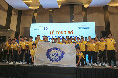 Khanh Hoa’s leadership, representatives of sponsor and Khanh Hoa FC posing for photo