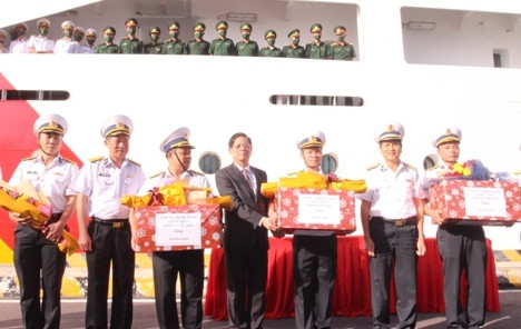 Ông Nguyễn Tuấn Tuân và Chuẩn Đô đốc Ngô Văn Thuân tặng quà, động viên đoàn công tác trước lúc lên đường làm nhiệm vụ.