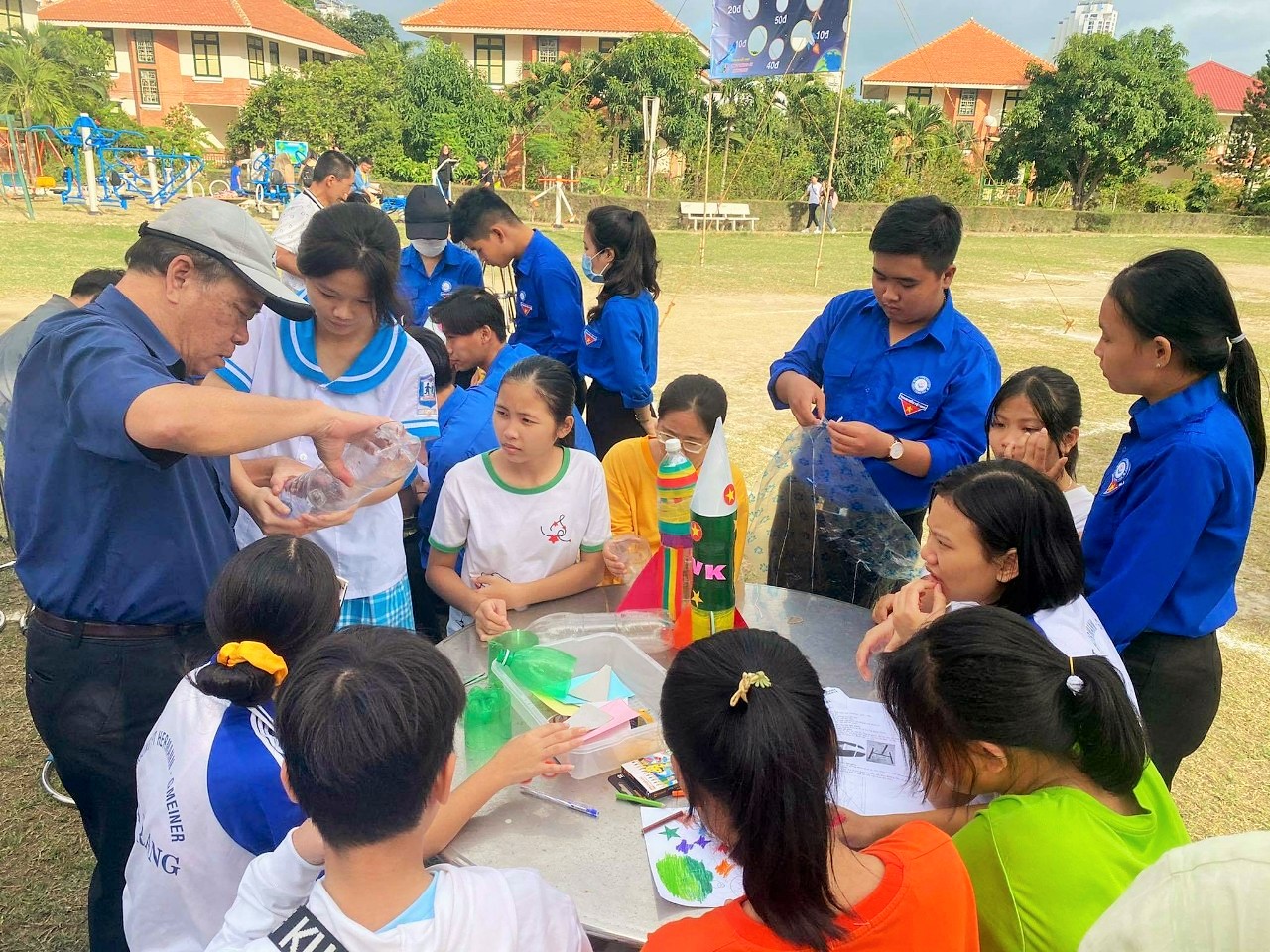 Thầy Nguyễn Như Nguyện, thành viên tổ tư vấn Cuộc thi Khoa học kỹ thuật dành cho học sinh trung học tỉnh hướng dẫn các học sinh chế tạo “tên lửa”.  