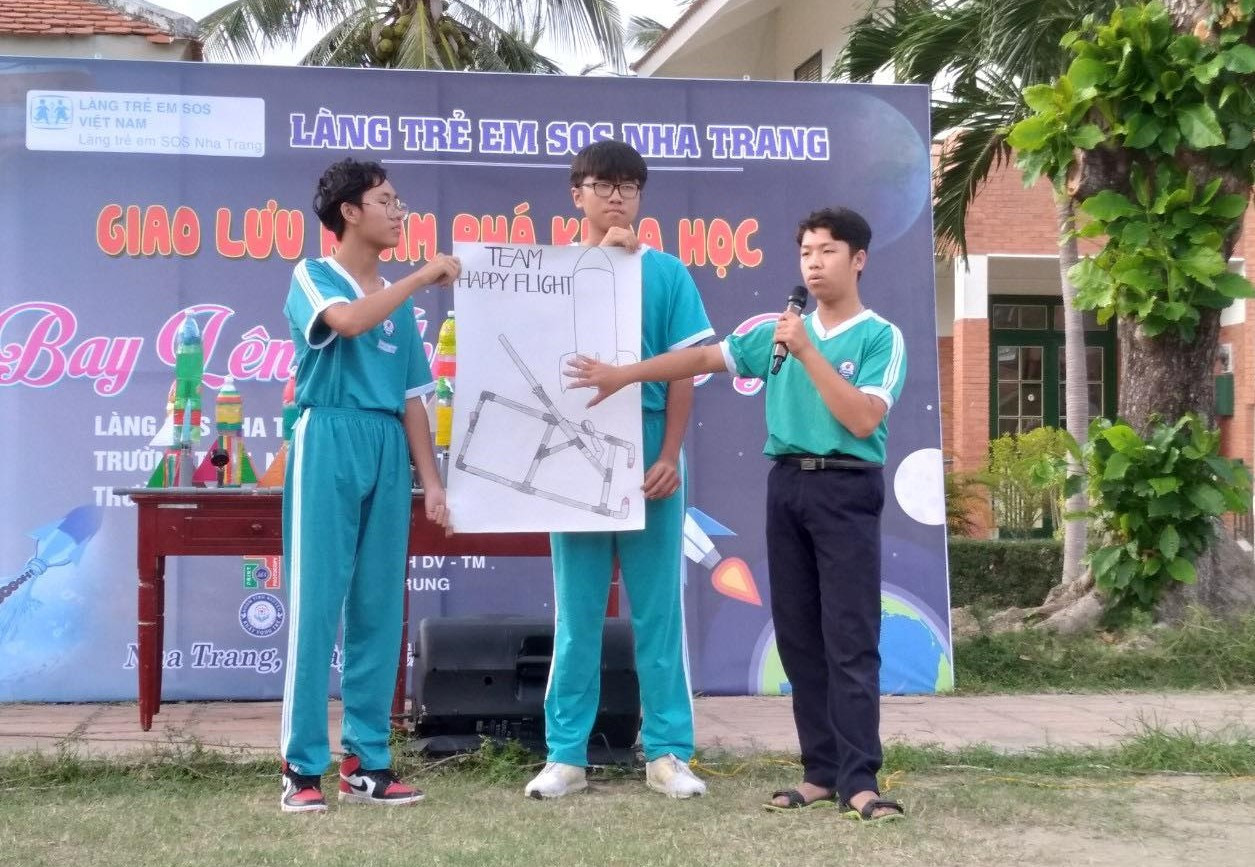 Đội thi Trường THPT Nguyễn Thiện Thuật thuyết trình về sản phẩm của mình. 