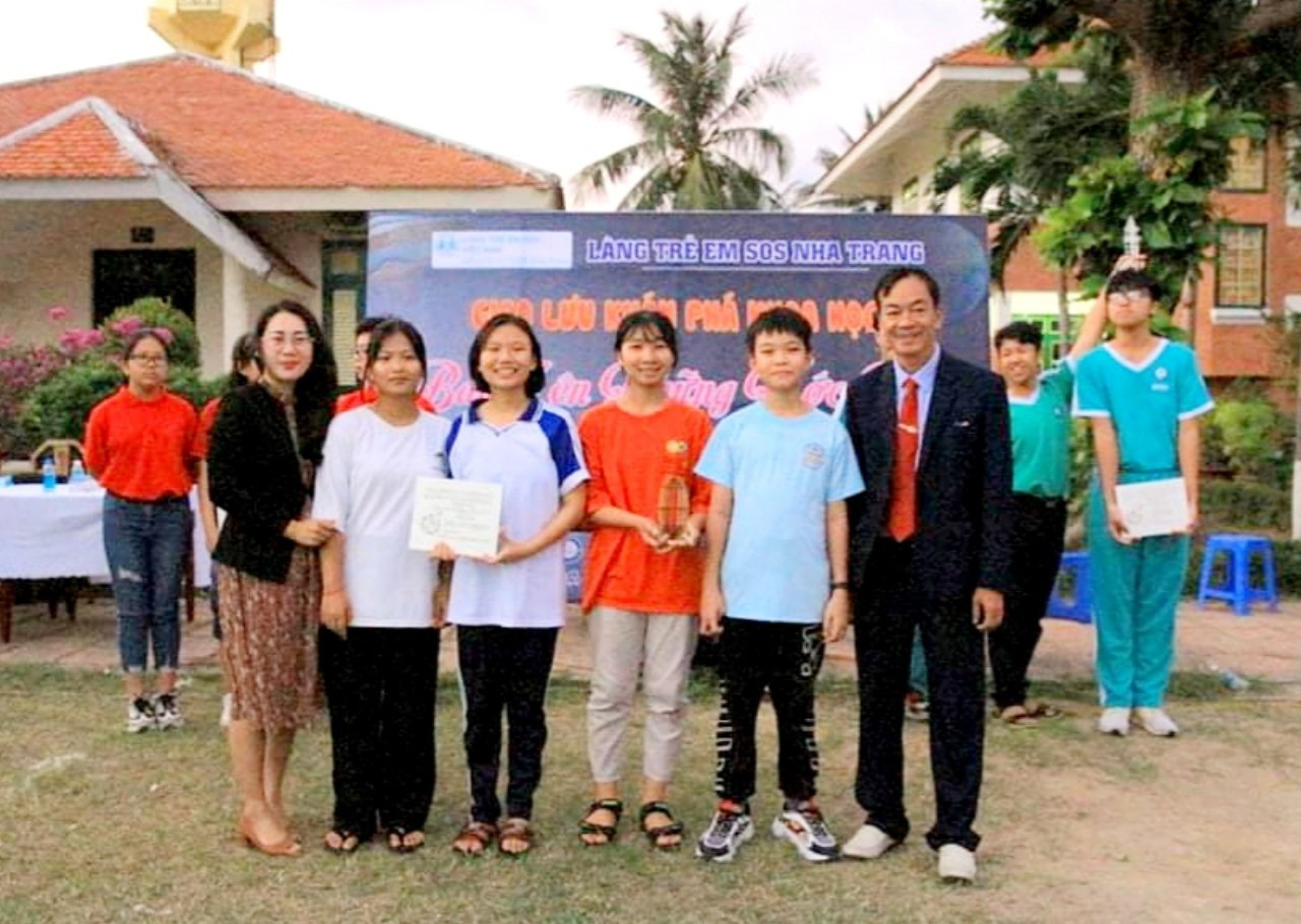 Ông Nguyễn Văn Thiện - Chánh Văn phòng UBND tỉnh và bà Lê Thị Thanh Hòa - Giám đốc Trung tâm Kid Art H2 (Nha Trang) trao giải nhất cho đội SOS Nha Trang 1.