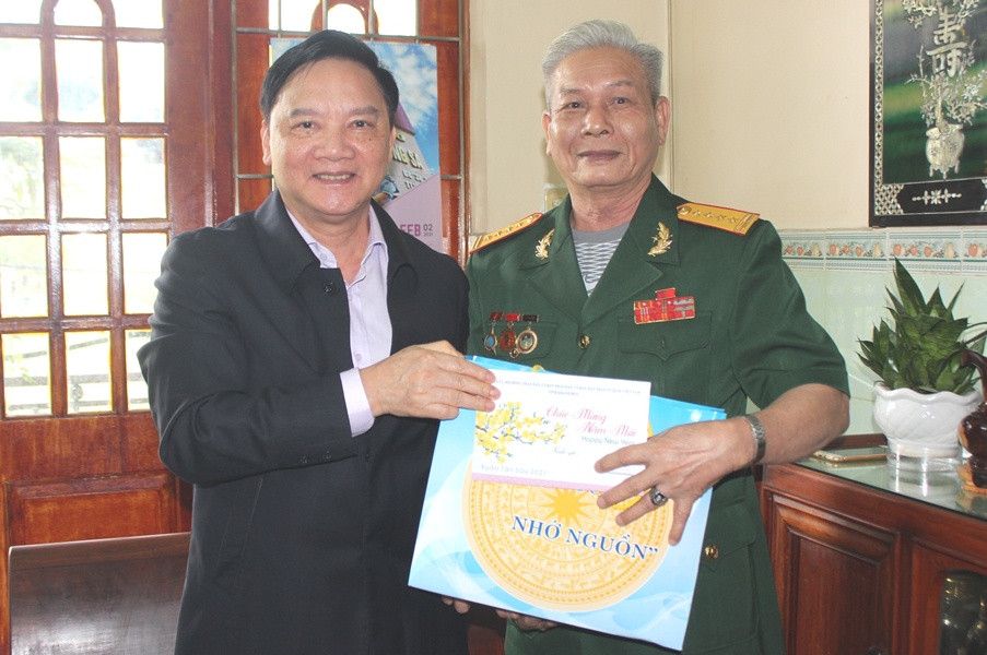 Ông Nguyễn Khắc Định tặng quà, chúc Tết gia đình ông Trần Quang Dũng.