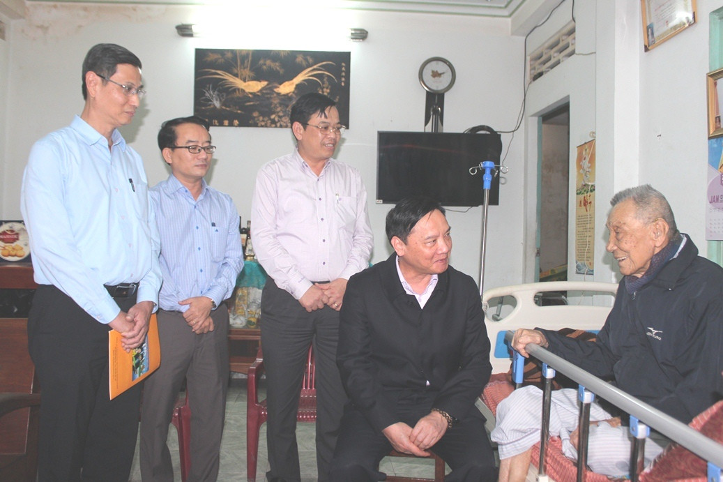 Ông Nguyễn Khắc Định tới thăm, chúc tết gia đình  ông Trần Khánh Lân.