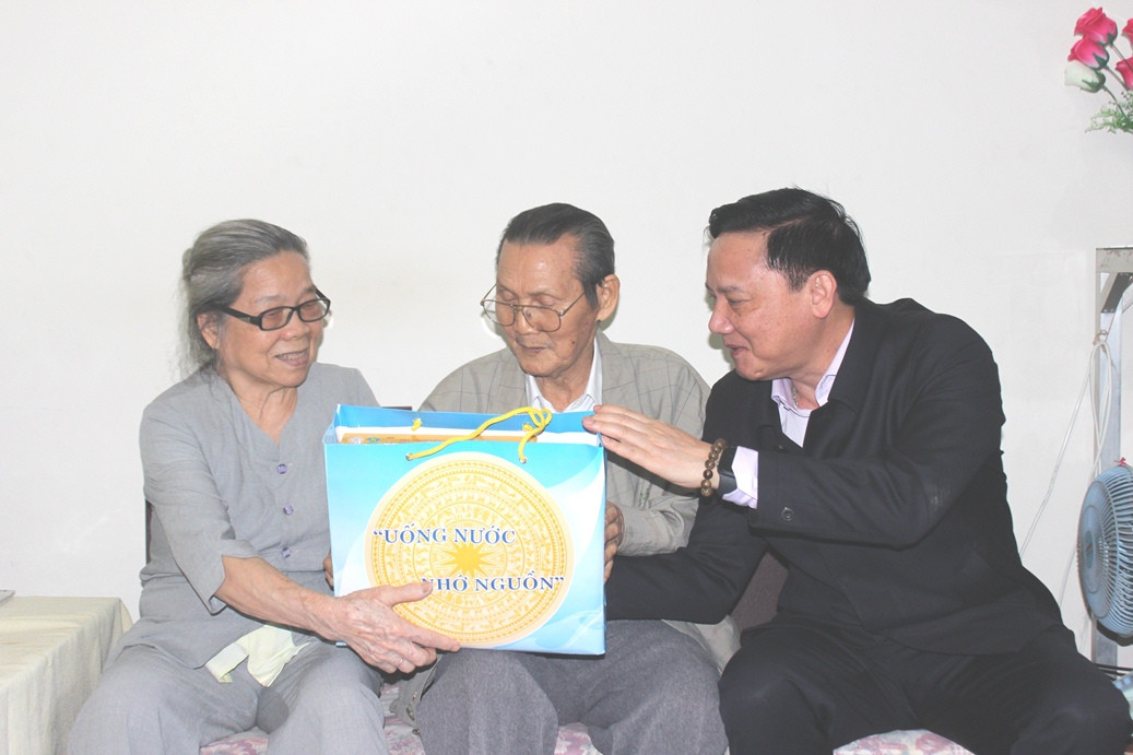 Ông Nguyễn Khắc Định tới thăm, chúc tết gia đình  ông Trần Định.