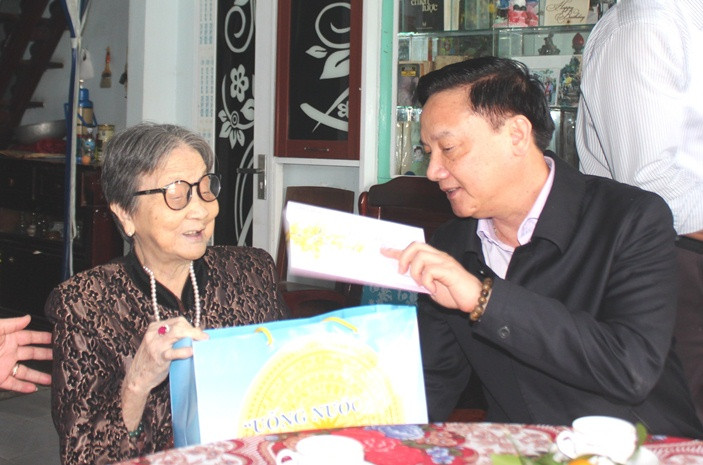 Ông Nguyễn Khắc Định tặng quà, chúc Tết gia đình bà Nguyễn Thị Én.