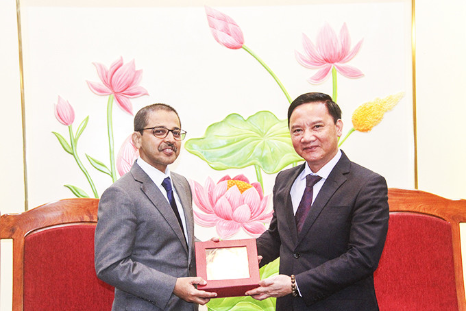 Ông Nguyễn Khắc Định tặng quà lưu niệm cho Đại sứ Ấn Độ Prayna Verma.