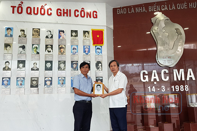 Thầy Ngô Văn Minh trao di ảnh quý cho Ban quản lý Khu tưởng niệm chiến sĩ Gạc Ma.