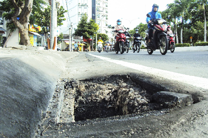 Hố nằm cạnh đường