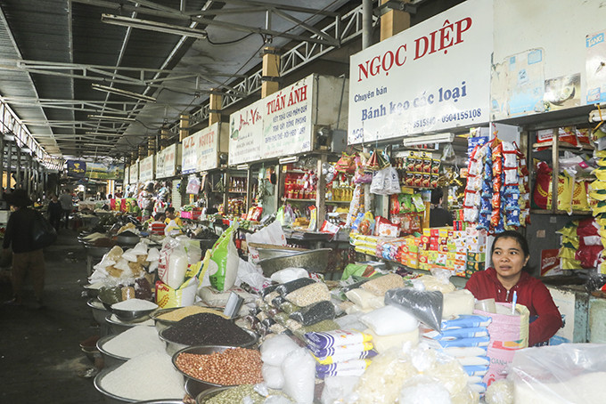Tuy đã gần Tết nhưng các chợ vẫn vắng bóng người mua. 