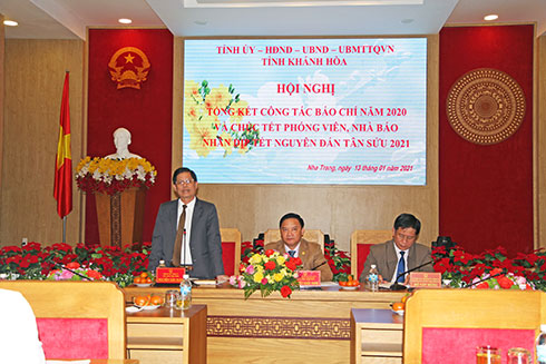 Ông Nguyễn Tấn Tuân phát biểu. 