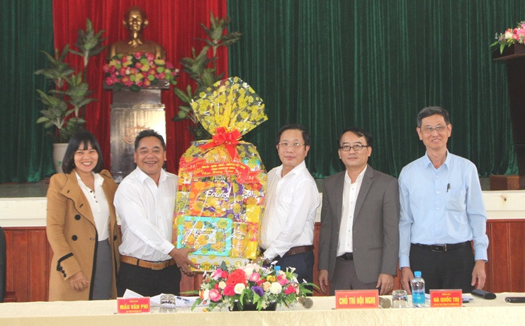 Ông Hà Quốc Trị tặng quà Tết cho Huyện ủy huyện Khánh Vĩnh.