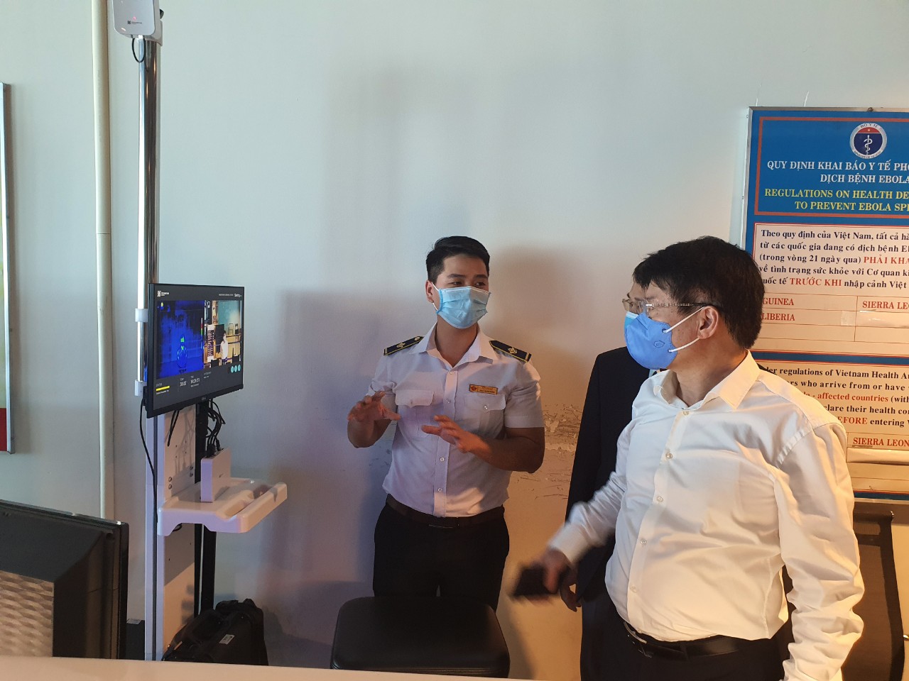 Thứ trưởng Bộ Y tế Trương Quốc Cường kiểm tra công tác phòng, chống dịch Covid -19 tại Sân bay Quốc tế Cam Ranh
