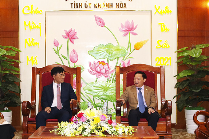 Ông Nguyễn Khắc Định tiếp lãnh đạo Công ty TNHH  Đóng tàu Hyundai Việt Nam.