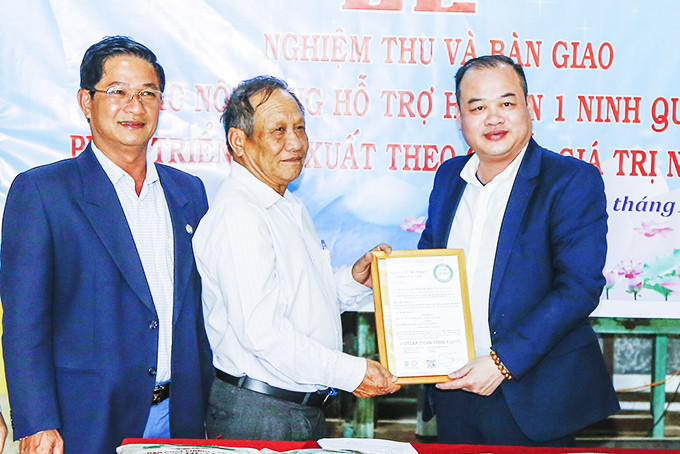 Trao giấy chứng nhận VietGAP  cho Hợp tác xã Nông nghiệp 1 Ninh Quang.