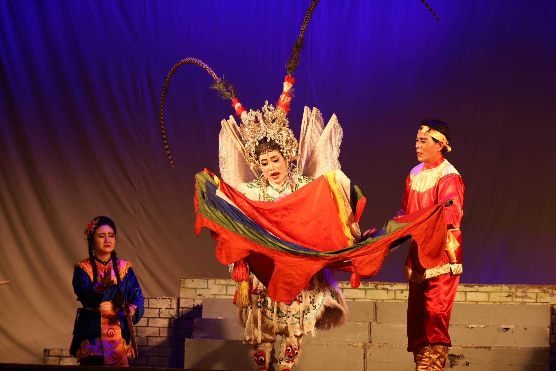 Diễn viên Kim Thoa cùng với các diễn viên trẻ khác của Nhà hát Nghệ thuật truyền thống tỉnh Khánh Hòa đã đạt được nhiều giải cao tại Cuộc thi tài năng trẻ diễn viên tuồng và dân ca kịch toàn quốc do Bộ Văn hóa, Thể thao và Du lịch tổ chức. 