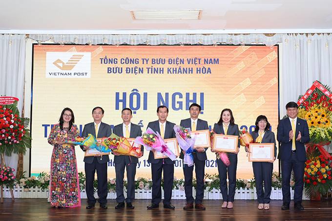 Leadership of Vietnam Post award certificates of merit to collectives with outstanding achievements in 2020