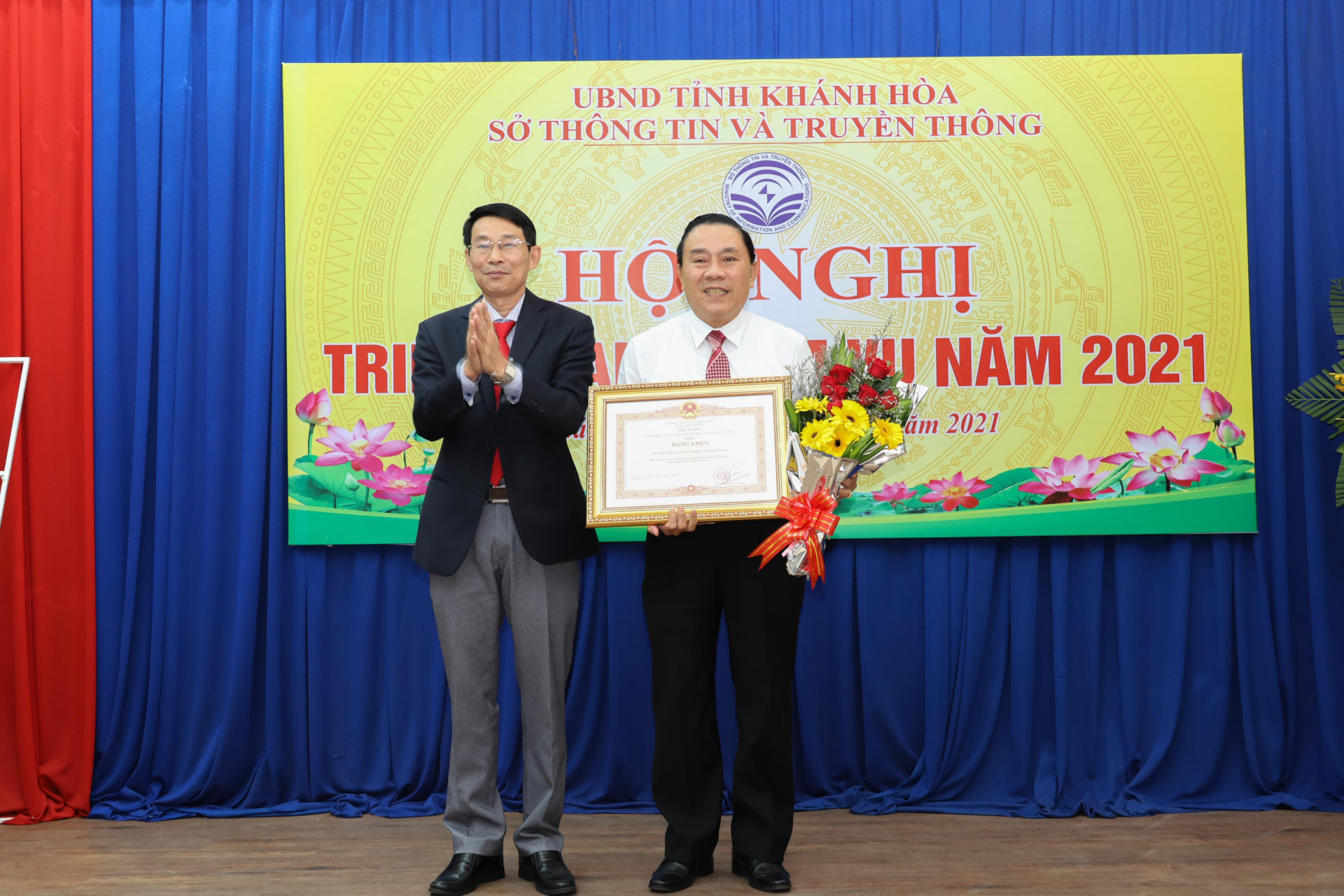 Ông Đinh Văn Thiệu trao bằng khen của Thủ tướng Chính phủ cho lãnh đạo Sở TT&TT tỉnh Khánh Hòa. 