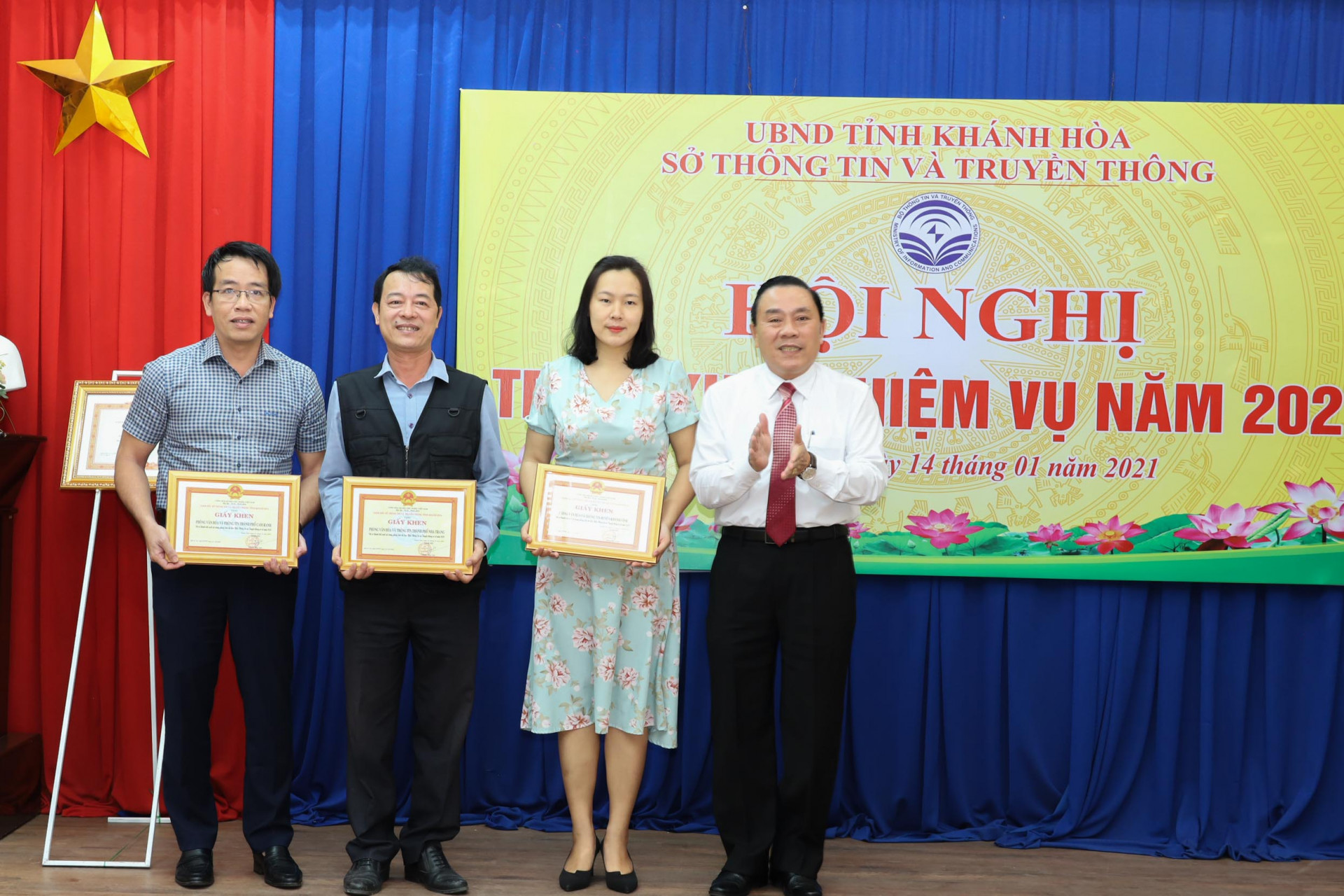 Lãnh đạo Sở TT&TT tỉnh Khánh Hòa trao giấy khen cho đại diện các tập thể có thành tích trong phong trào thi đua của ngành.