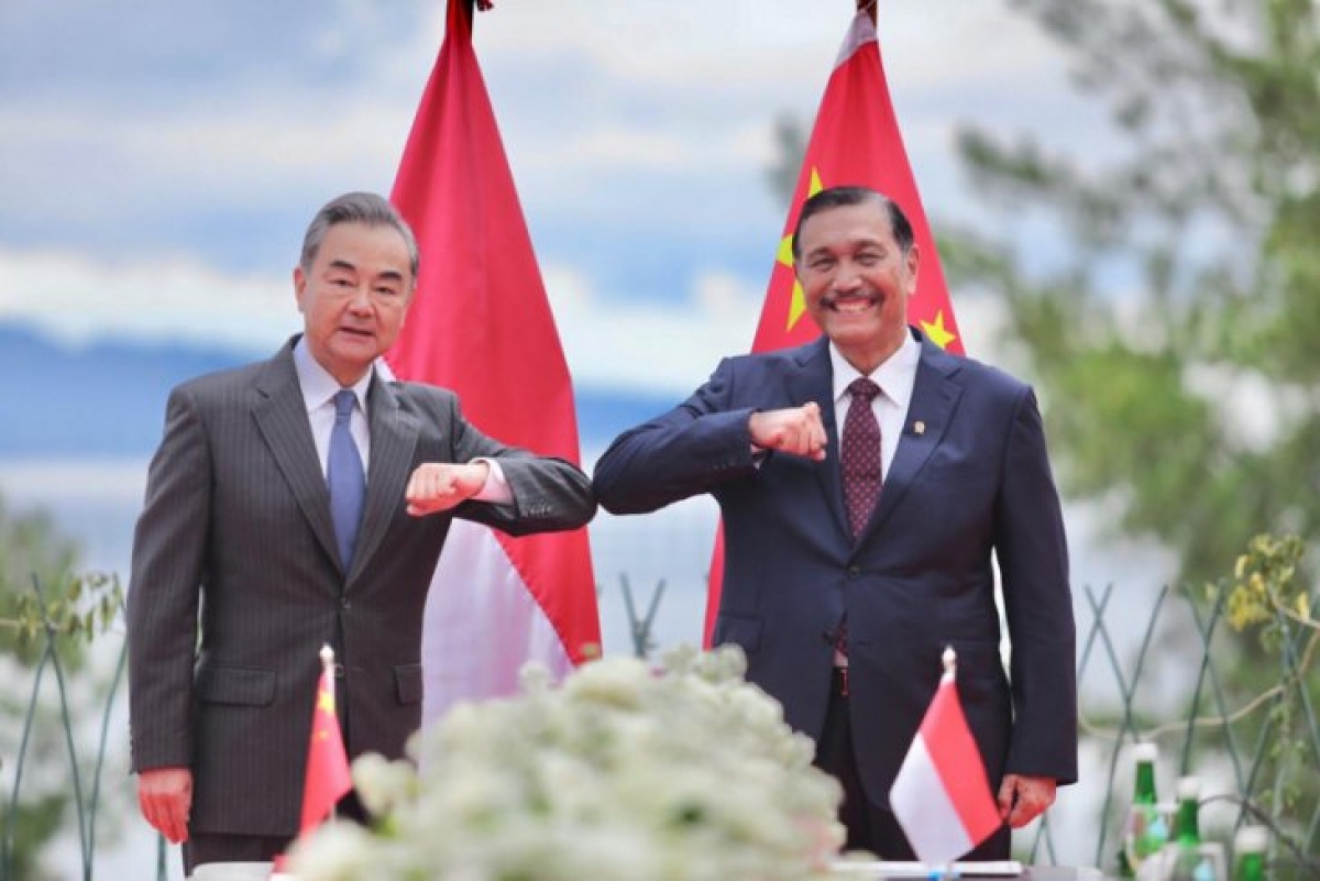 Ngoại trưởng Trung Quốc Vương Nghị (trái) và Bộ trưởng Điều phối các vấn đề Hàng hải và Đầu tư Indonesia Luhut Binsar Pandjaitan. Nguồn: Antara