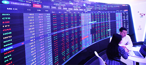 Doanh nghiệp dồn dập lên sàn