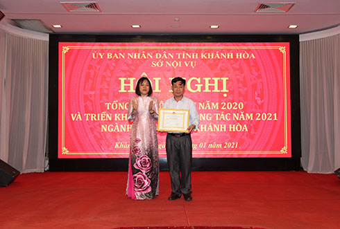 Bà Trần Thu Mai - Giám đốc Sở Nội vụ trao giấy khen cho Phòng Nội vụ huyện Khánh Sơn.