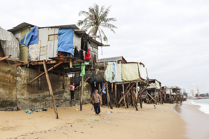 Dãy nhà chồ ở biển thuộc khu vực được phê duyệt thực hiện dự án kè bờ phường Vĩnh Nguyên.