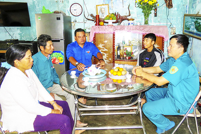 Các thành viên Hội đồng Nghĩa vụ quân sự xã Vạn Phú thăm và động viên thanh niên Lại Lê Lai và gia đình. 