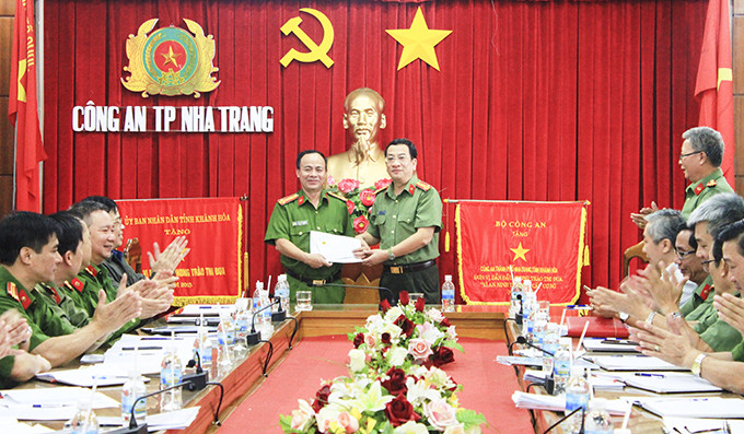 Đại tá Đào Xuân Lân - Giám đốc Công an tỉnh thưởng nóng 5 triệu đồng  cho Công an TP. Nha Trang.