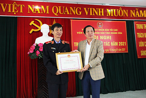 Ông Hà Quốc Trị trao danh hiệu Tập thể lao động xuất sắc cho VKSND tỉnh.
