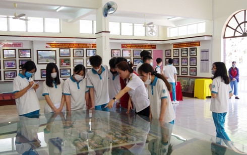 Các em học sinh thăm quan Nhà truyền thống.