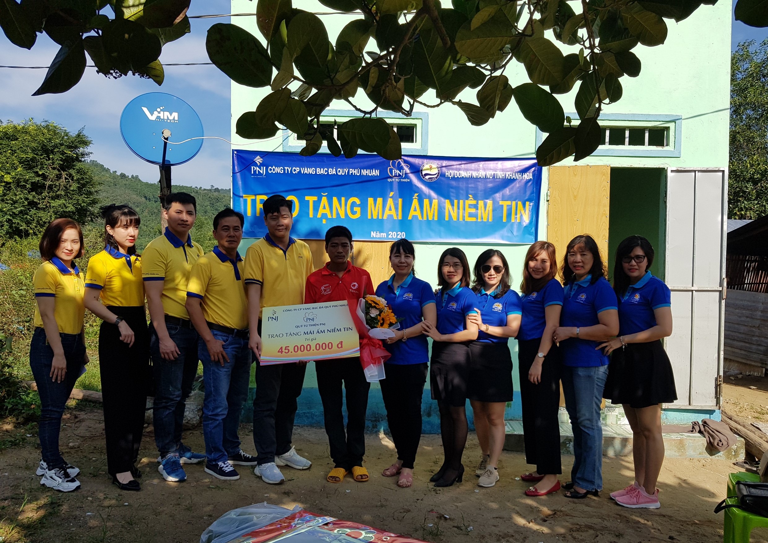 Trao 2 "Mái ấm niềm tin" cho người nghèo ở Khánh Vĩnh và Cam Lâm