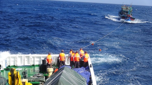 Tàu kiểm ngư KN 475 cứu kéo tàu cá Bình Định gặp nạn trên biển