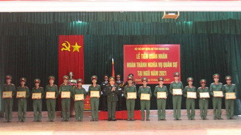 Lãnh đạo Bộ CHQS tỉnh trao giấy chứng nhận cho các quân nhân hoàn thành xuất sắc nhiệm vụ.