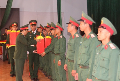 Đại tá Lê Công Chín trao quà của Bộ Quốc phòng cho các quân nhân xuất ngũ.