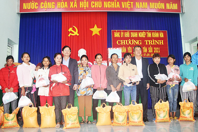 Ông Nguyễn Tấn Tuân - Phó Bí thư Tỉnh ủy, Chủ tịch UBND tỉnh tặng quà cho các hộ nghèo xã Khánh Hiệp.