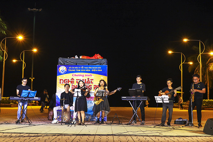 Street performance of music students