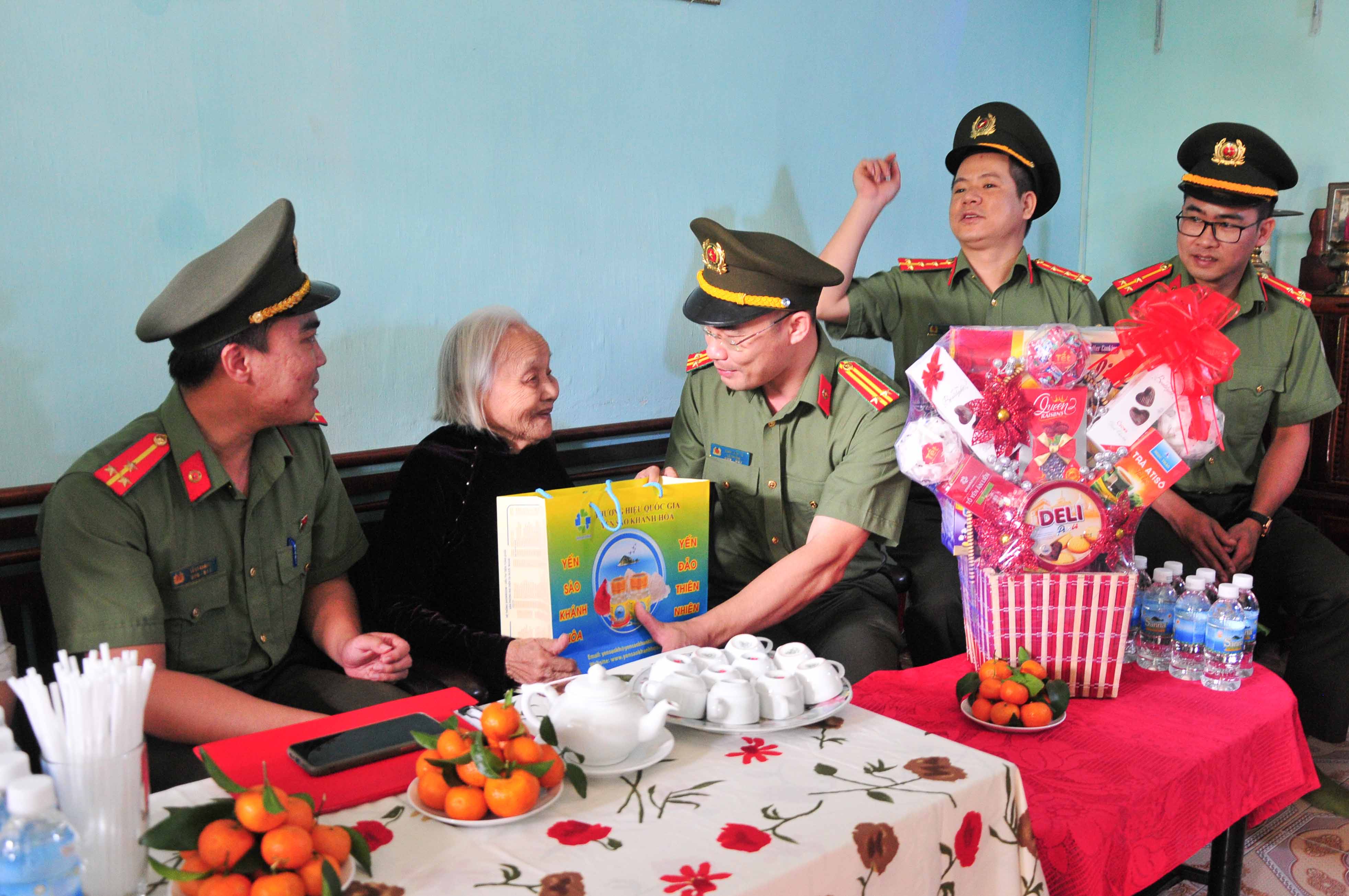 Trao quà cho các Mẹ Việt Nam anh hùng và học sinh khó khăn