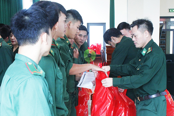 Đại tá Trần Quốc Toản tặng quà cho các quân nhân.