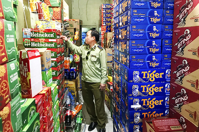 Lực lượng quản lý thị trường kiểm tra mặt hàng bia, nước ngọt tại cửa hàng tạp hóa Chánh Thoa.