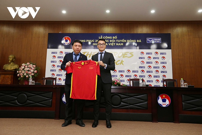 Tổng thư ký VFF Lê Hoài Anh cùng đại diện nhà tài trợ Grand Sport tại lễ công bố trang phục các đội tuyển bóng đá Việt Nam năm 2021. (Ảnh: Vy Vũ).