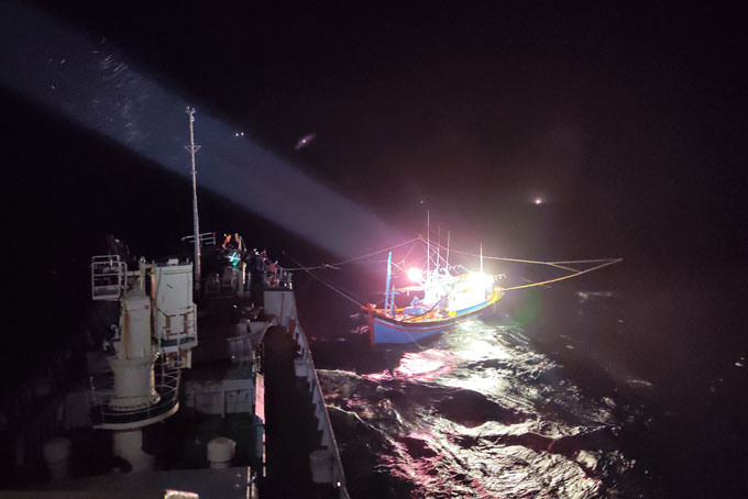 Cứu nạn tàu cá Phú Yên gặp sự cố trên biển