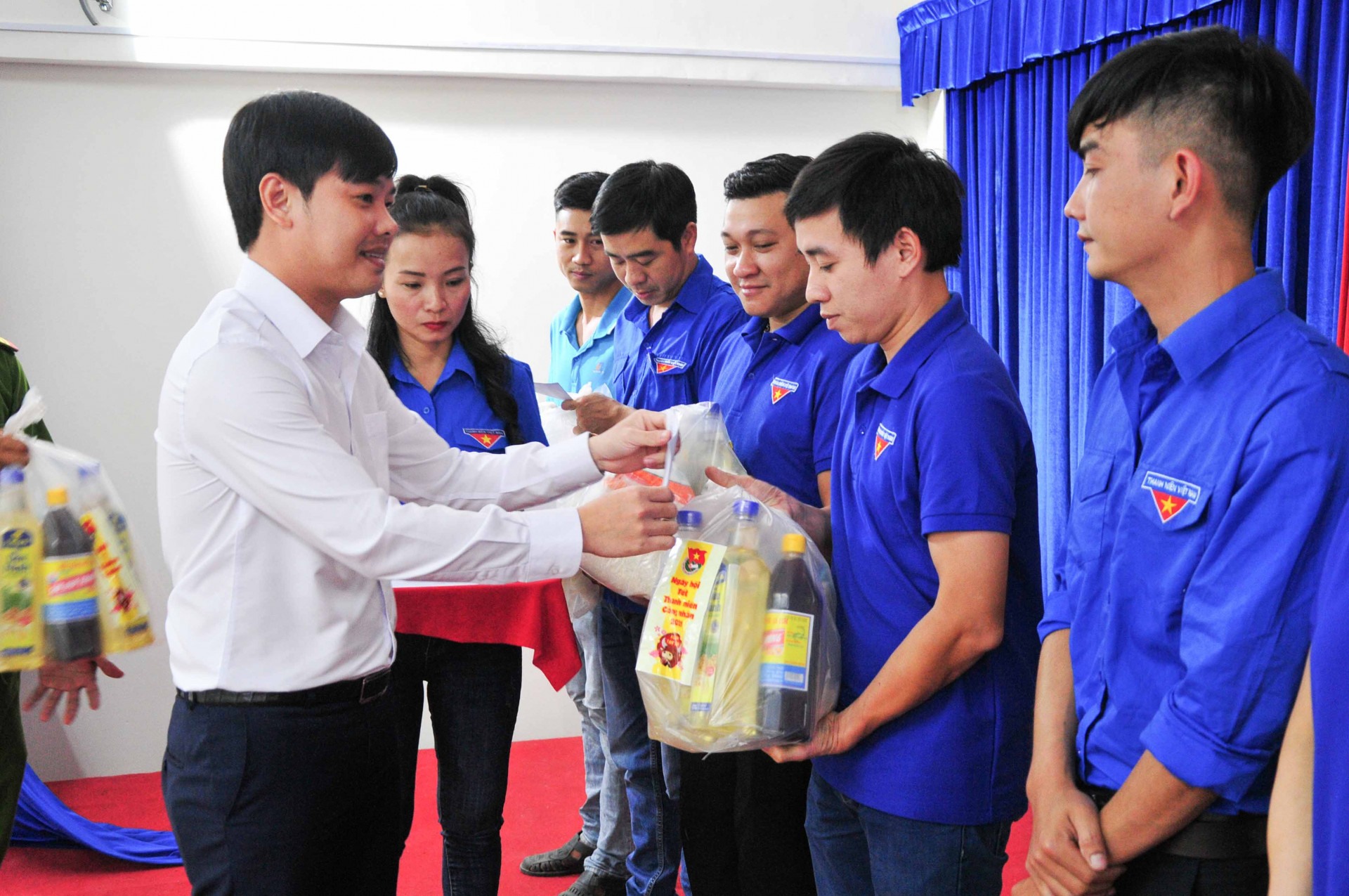 Lãnh đạo Tỉnh đoàn trao quà của các đơn vị cho thanh niên công nhân khó khăn