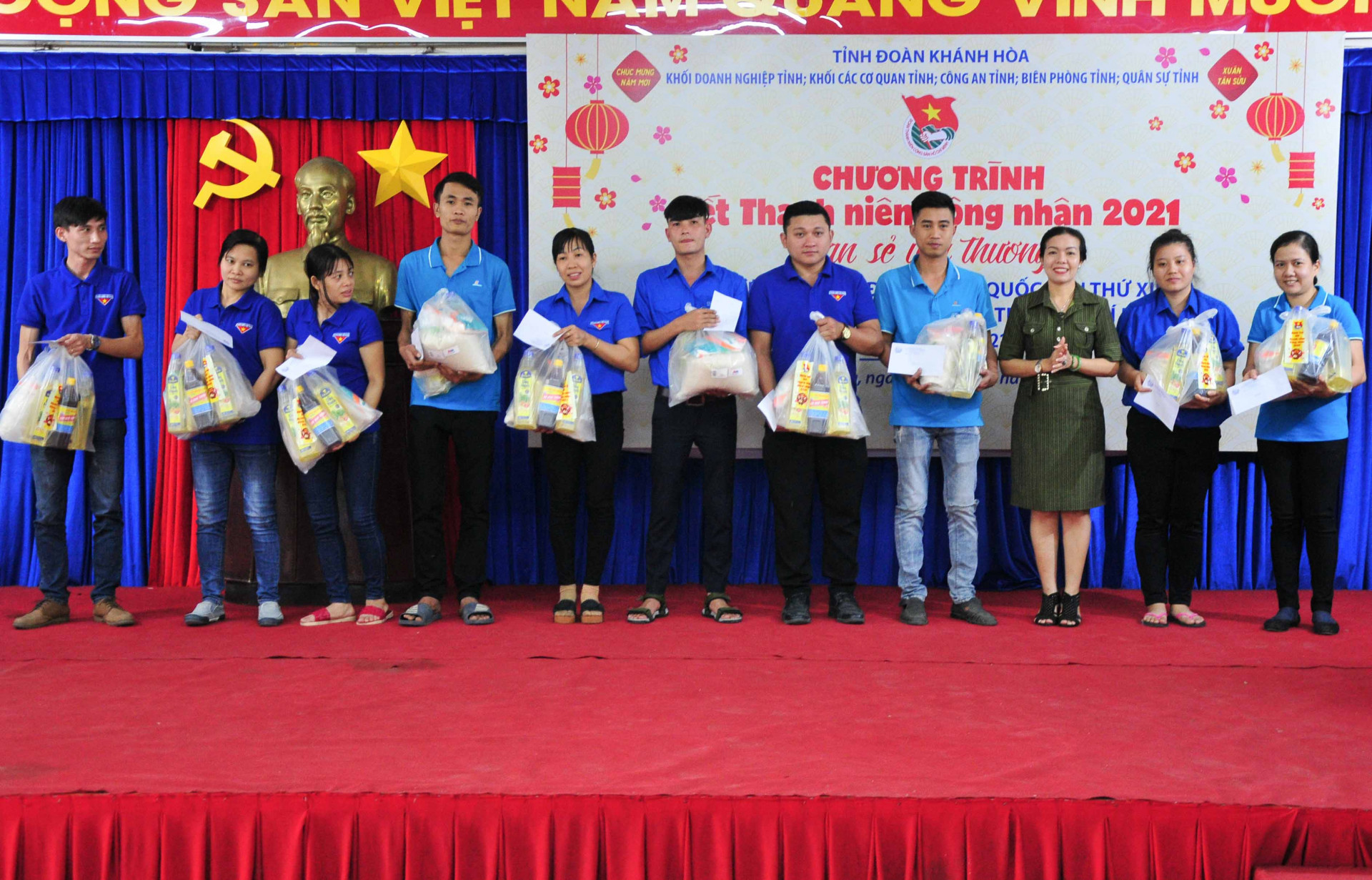 Lãnh đạo Đảng uỷ Khối Doanh nghiệp tỉnh trao quà của các đơn vị cho thanh niên công nhân khó khăn
