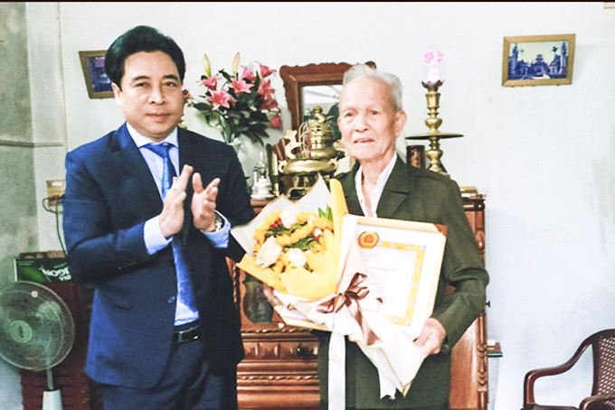 Đồng chí Nguyễn Khắc Toàn trao Huy hiệu 55 tuổi Đảng  cho đảng viên Nguyễn Đình Nhữ.