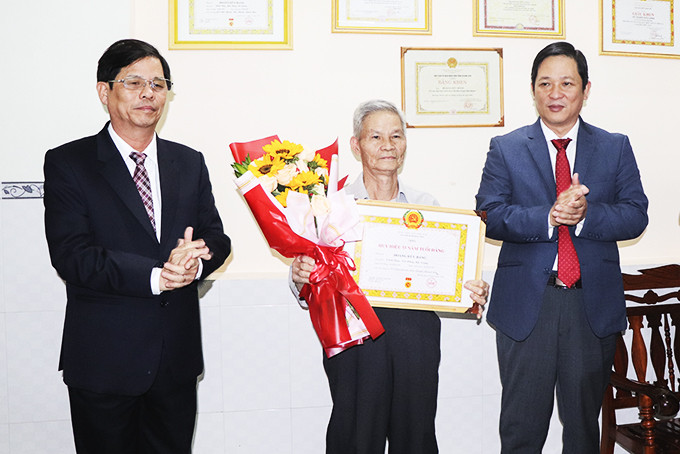 Đồng chí Nguyễn Tấn Tuân trao Huy hiệu 55 tuổi Đảng  cho đảng viên Lương Minh Dũng.