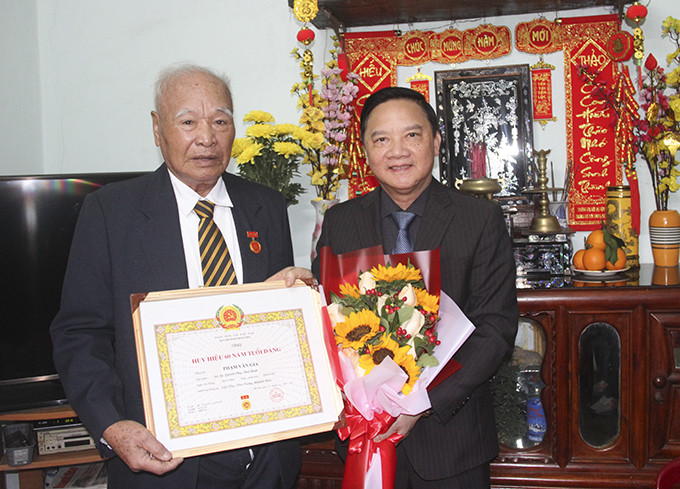 Bí thư Tỉnh ủy Nguyễn Khắc Định trao Huy hiệu 60 năm tuổi Đảng cho ông Phạm Văn Gia.