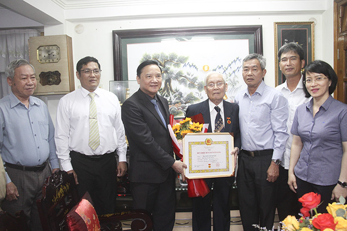 Bí thư Tỉnh ủy Nguyễn Khắc Định trao Huy hiệu 60 năm tuổi Đảng cho ông Nguyễn Văn Kháng.