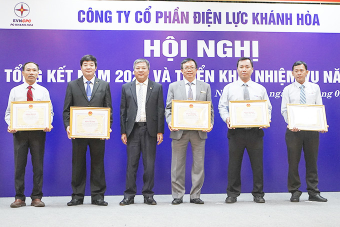 Các tập thể và cá nhân PC Khánh Hòa nhận bằng khen của Bộ Công Thương.