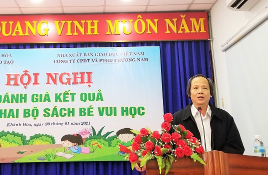Ông Đỗ Hữu Quỳnh - Phó Giám đốc Sở Giáo dục và Đào tạo Khánh Hòa phát biểu tại hội nghị. 