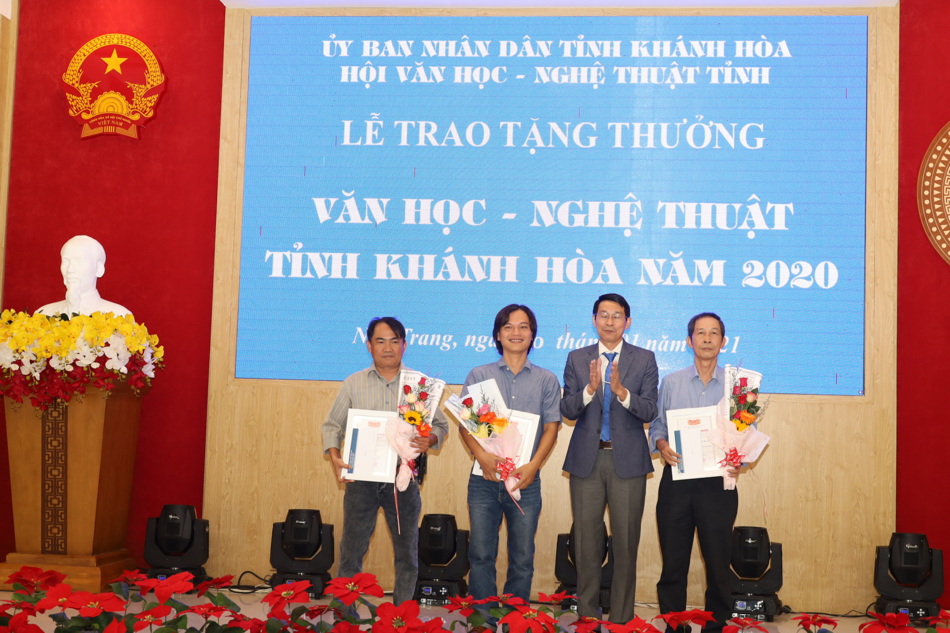  Ông Đinh Văn Thiệu trao Tặng thưởng VHNT tỉnh Khánh Hòa năm 2020 cho các tác giả có tác phẩm đạt giải A. 
